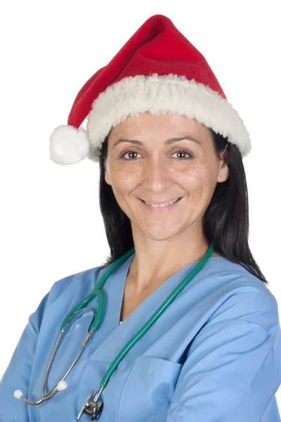 Привлекательная женщина-врач с рождественской чашкой — стоковое фото