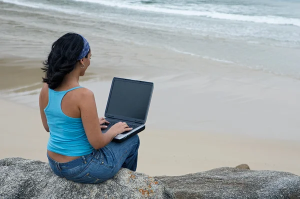 Pengusaha wanita dengan komputer laptop — Stok Foto