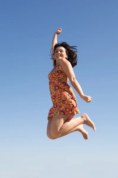 Vacker flicka hoppande — Stockfoto
