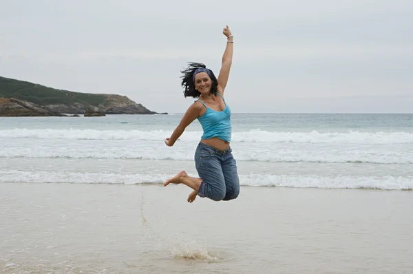 Glad kvinna hoppar — Stockfoto