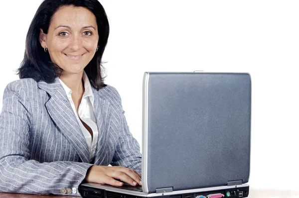 노트북 컴퓨터에서 작업 하는 여자 — 스톡 사진