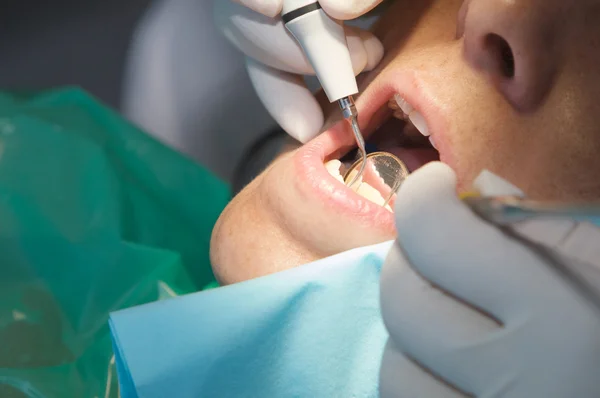 치과 의사가 그의 환자에 대 한 검색을 수행 — 스톡 사진