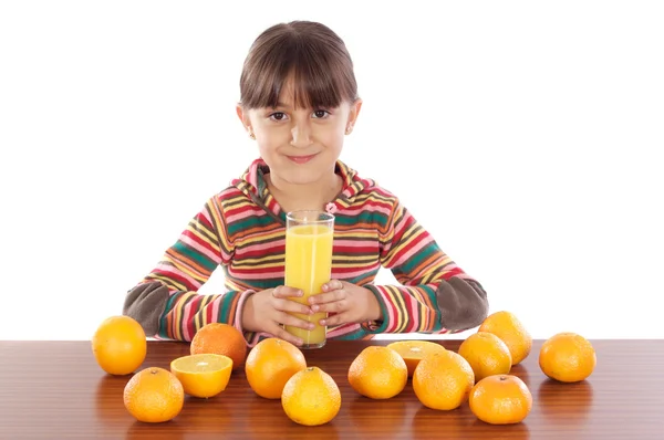 Meisje met sinaasappelen — Stockfoto