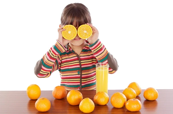 Meisje met sinaasappelen — Stockfoto