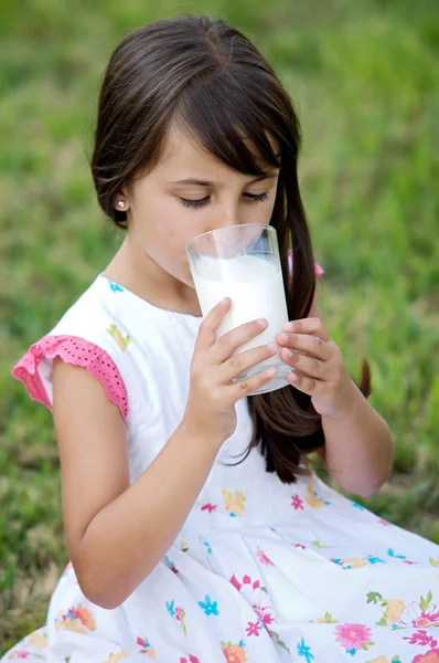 Chica bebiendo leche —  Fotos de Stock