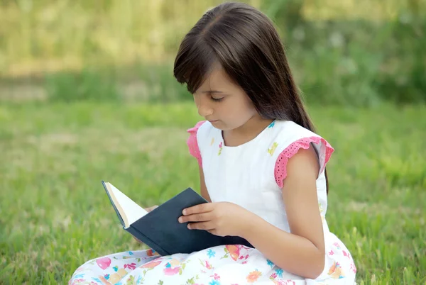Mädchen mit einem Buch — Stockfoto
