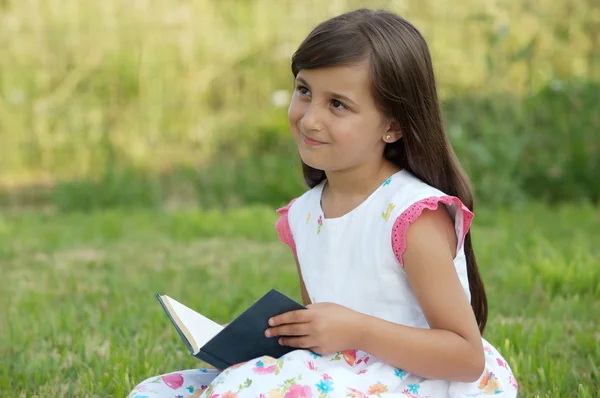 Κορίτσι με ένα βιβλίο — Φωτογραφία Αρχείου