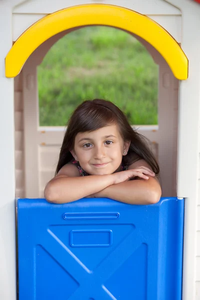 Speelhuisje met lachende meisje — Stockfoto