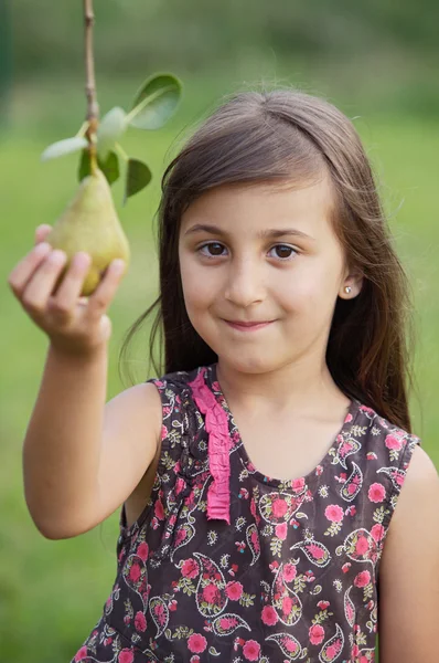Chica tomando una pera —  Fotos de Stock