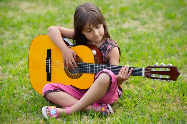 Κορίτσι με κιθάρα — Φωτογραφία Αρχείου