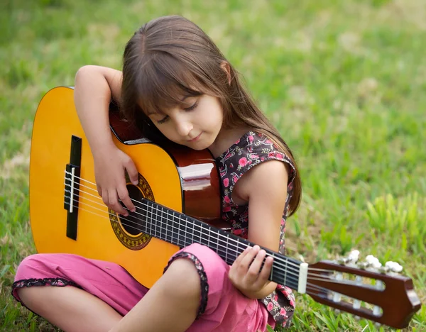 Chica con una guitarra —  Fotos de Stock