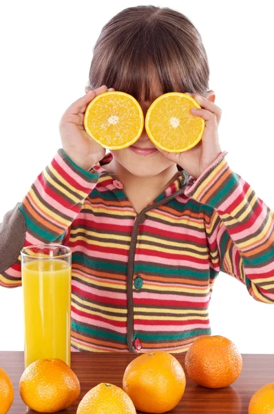 Kind met sinaasappelen — Stockfoto