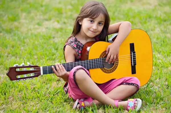 Gitarlı kız. — Stok fotoğraf