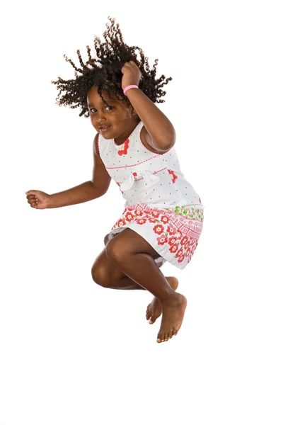 Чарівна африканська дівчина стрибає — стокове фото