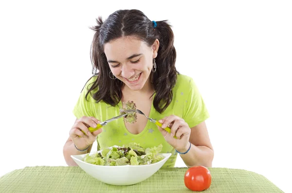Adolescente comendo salada — Fotografia de Stock