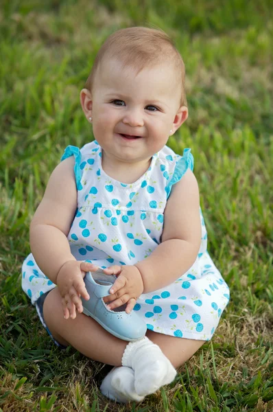 Baby op het gras — Stockfoto