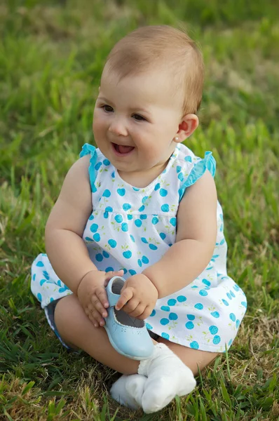 Baby auf dem Gras — Stockfoto