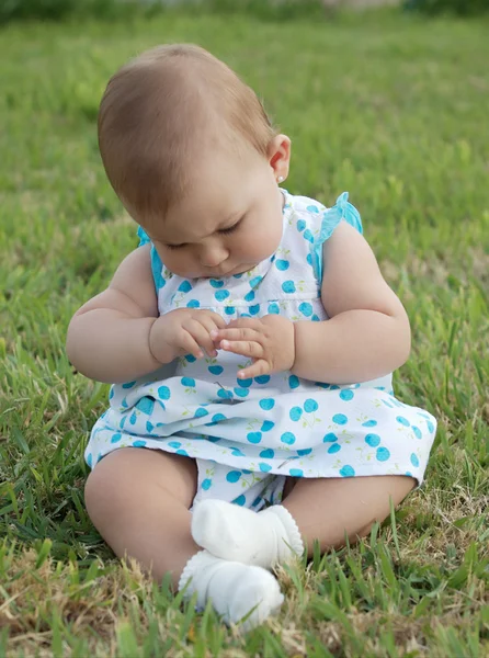 Dítě na trávě — Stock fotografie