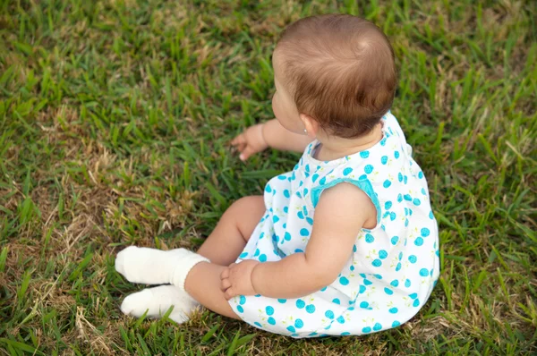 Baby auf dem Gras — Stockfoto