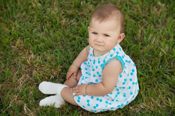 赤ちゃんは草の上 — ストック写真