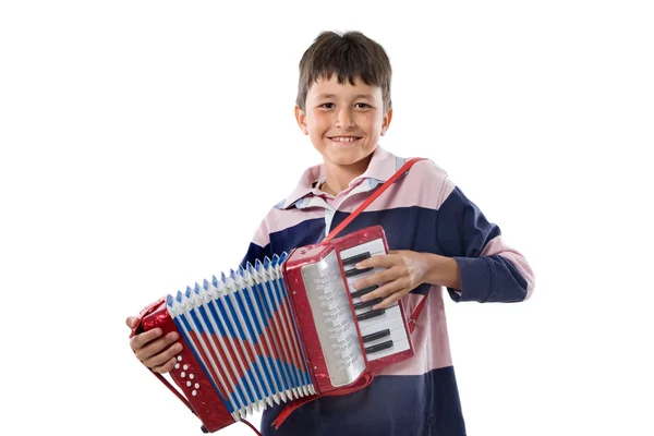 Очаровательный ребенок играет на красном аккордеоне — стоковое фото