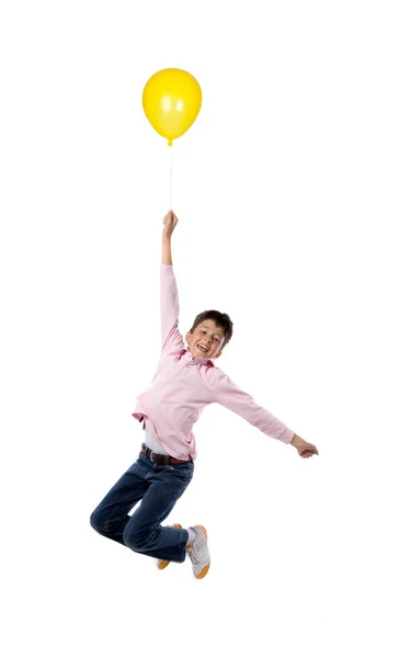Kind vliegen met gele ballon — Stockfoto
