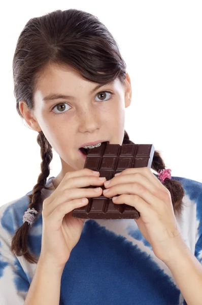 Rozkošná dívka jí čokoládu — Stock fotografie