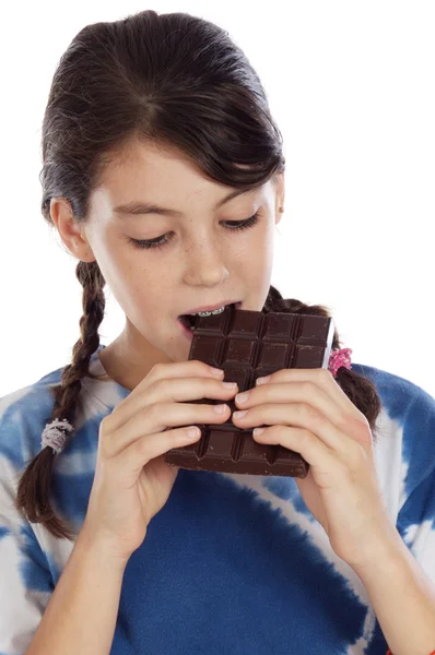 Söt flicka som äter choklad — Stockfoto
