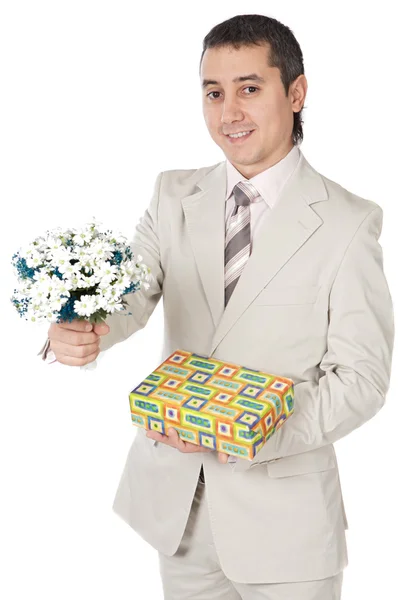 Ελκυστικό νεαρό άνδρα, δίνοντας ένα δώρο της αγάπης — Φωτογραφία Αρχείου