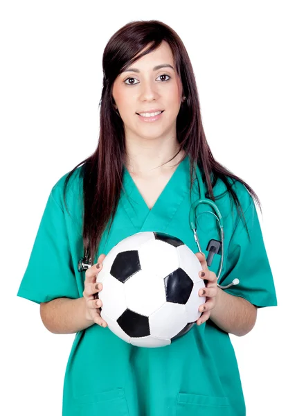 Atractivo médico morena con pelota de fútbol — Foto de Stock
