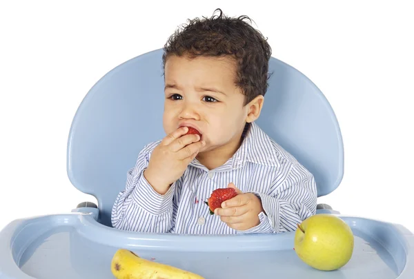 Imádnivaló baba eszik gyümölcsöt — Stock Fotó