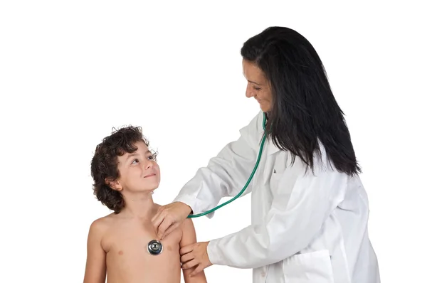 幸せな子供の検診を行う小児科医女 — ストック写真