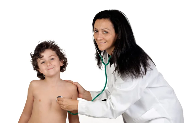 Mulher pediatra fazendo um check-up para criança feliz — Fotografia de Stock