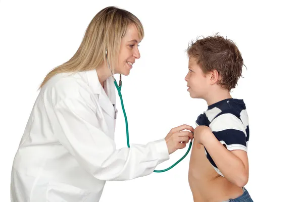 Barnläkare kvinnan att göra en checkup för barn — Stockfoto