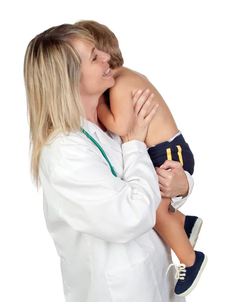 Mulher pediatra com um bebê assustado — Fotografia de Stock
