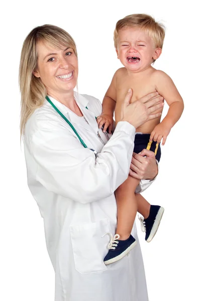 Педиатр с испуганным ребенком — стоковое фото