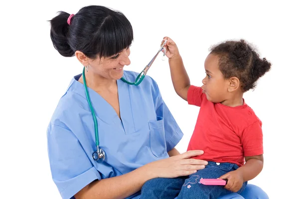 Kinderarzt mit einem schönen kleinen Mädchen — Stockfoto