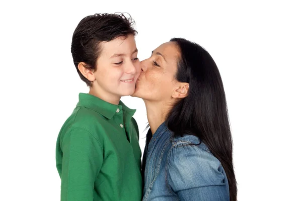 Bedårande mamma kysser hennes vackra son — Stockfoto