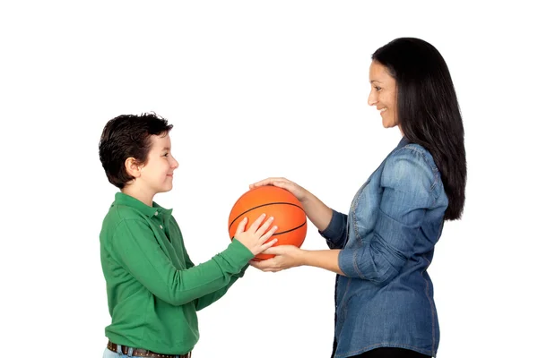 彼の息子にはバスケット ボールを渡すの母 — ストック写真