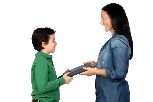 Μητέρα, παραδίδοντας ένα βιβλίο με τον γιο του — Φωτογραφία Αρχείου