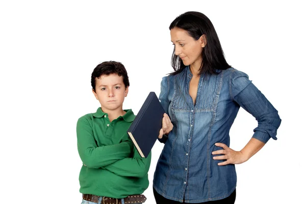 Matka mówiąc jego gniew dziecko czytać książki — Zdjęcie stockowe