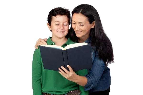 Anne ve oğlu bir kitapla — Stok fotoğraf