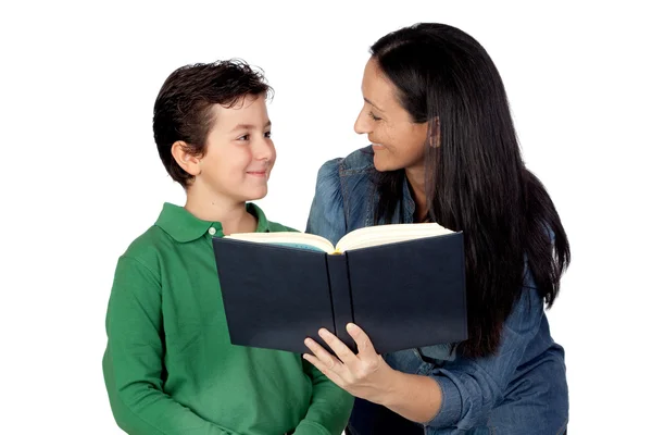 Mutter und Sohn mit einem Buch — Stockfoto