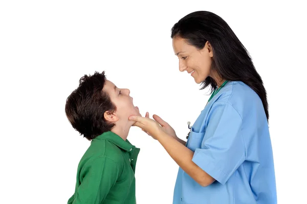 Pediatra kobieta co sprawdzanie dla dziecka — Zdjęcie stockowe