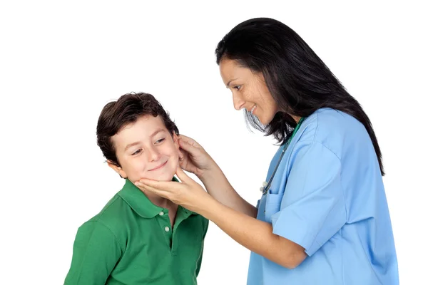 Mulher pediatra fazendo um check-up para a criança — Fotografia de Stock