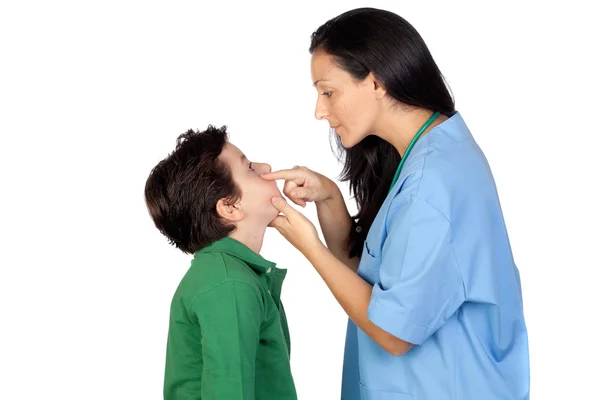 Barnläkare kvinnan att göra en checkup för barn — Stockfoto