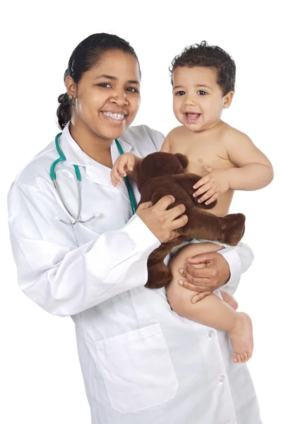 Очаровательный доктор с ребенком на руках — стоковое фото