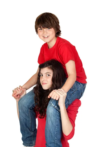 Dospívající dívka s malým chlapcem na ramena — Stock fotografie