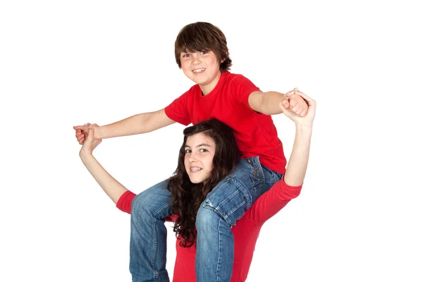 Девочка-подросток с маленьким мальчиком на плечах — стоковое фото