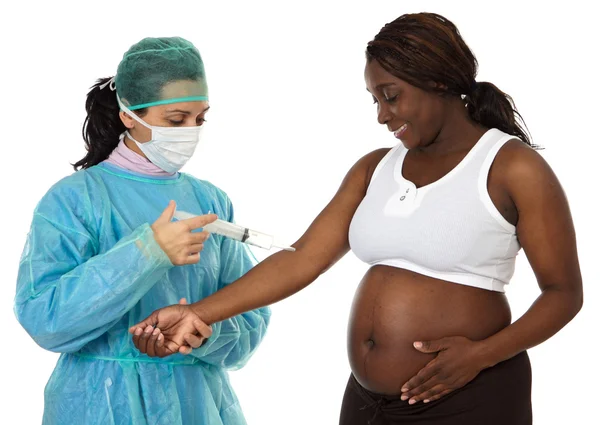 Médico examinando a una mujer embarazada — Foto de Stock